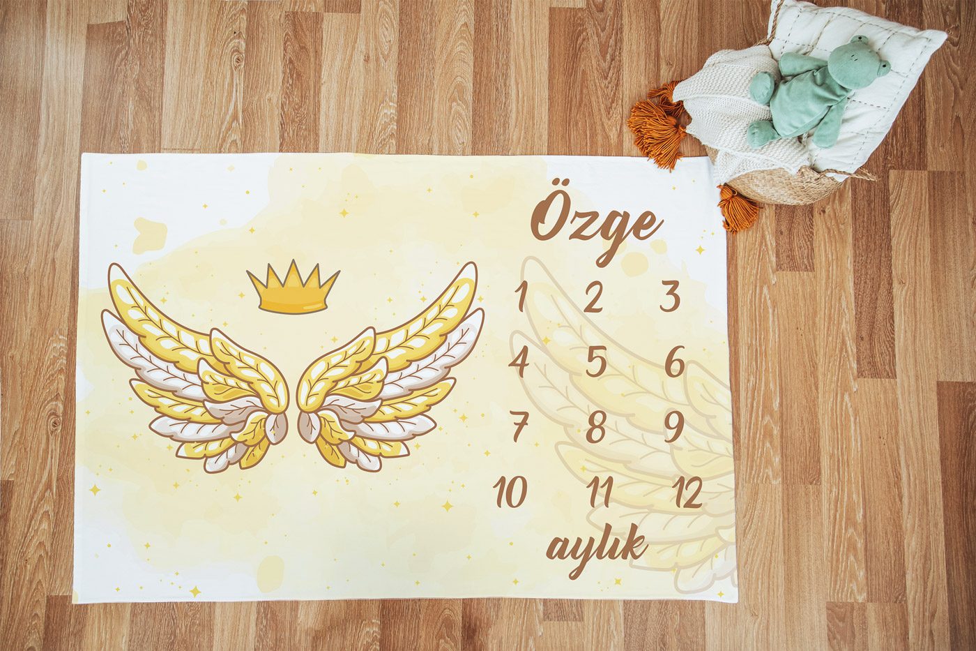 Sarı Taç ve Kanat Tasarımlı Bebek Aylık Anı Örtüsü